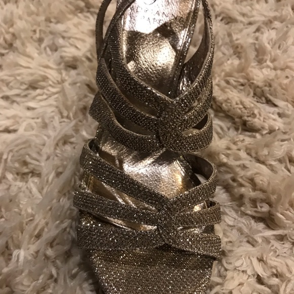 Gold and glitz! - Picture 2 of 3